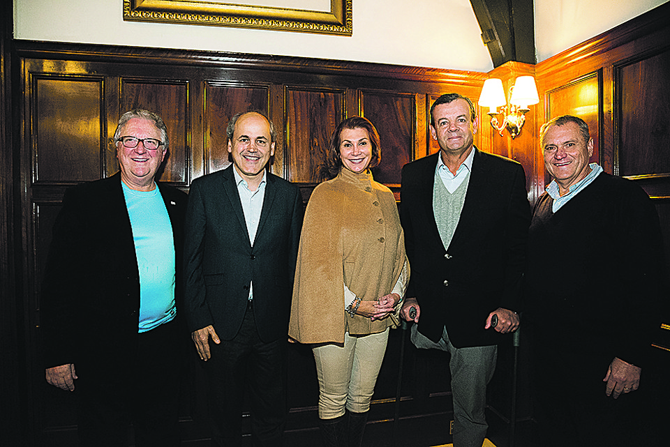 O velejador Lars Grael lotou a sede social do Graciosa Country Club no dia 2 para a palestra “Esporte – Conquistas e Aprendizado” em parceria com a Confederação Brasileira de Clubes. Na foto, o presidente da entidade, Jair Pereira (à esq.), o prefeito Gustavo Fruet, a primeira-dama do clube, Karina Bley, e o presidente Glaucio Bley (último à dir.). | JulioSaito