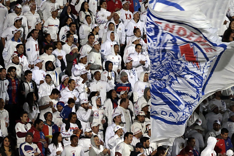 Torcida tricolor enfrentou o frio da noite curitibana para apoiar o time. | Albari Rosa/Gazeta do Povo