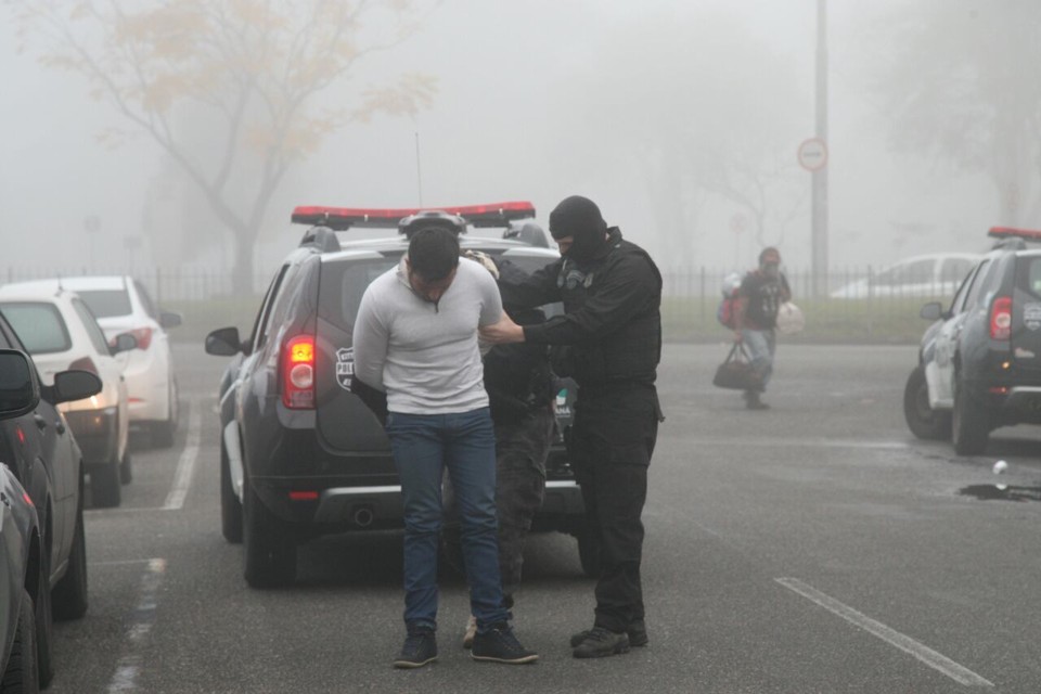 Operação Mosaico, da DHPP, prende cinco policiais militares e ex-policiais militares acusados de homicídios no Boqueirão | Aniele Nascimento/Gazeta do Povo