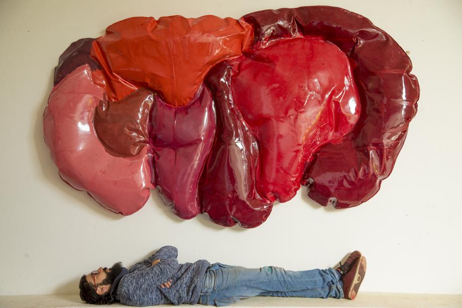 André mostra com exclusividade o trabalho que vai expor na Suíça | Hugo Harada/Gazeta do Povo