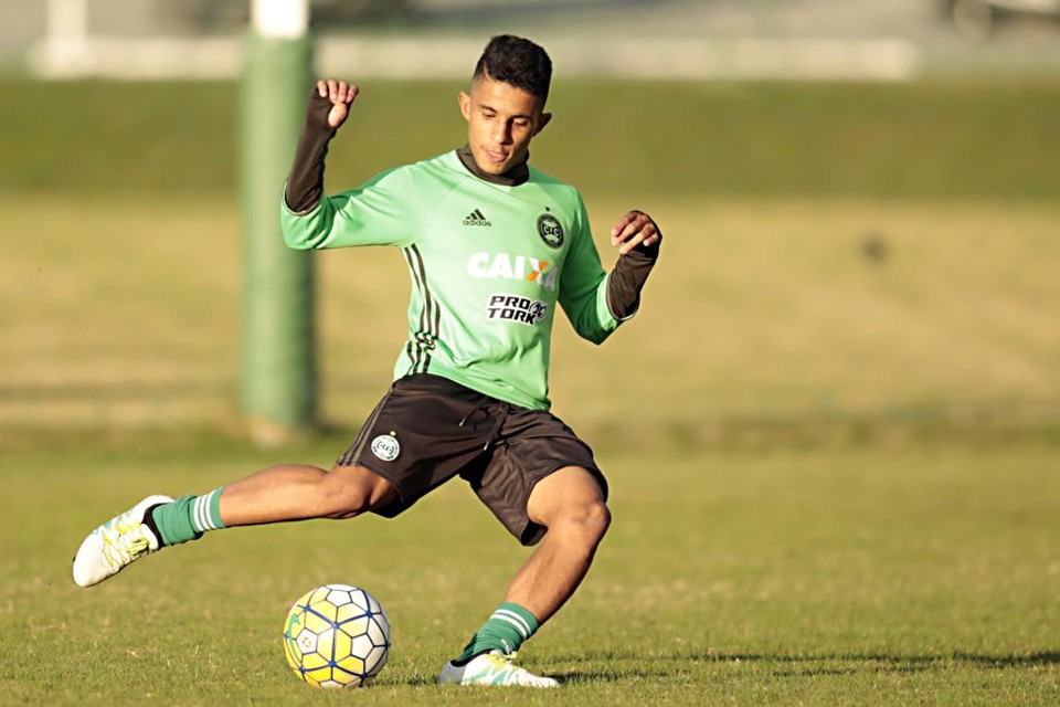 Dodô, lateral-direito do Coxa, tem ganhado experiência como titular em pleno Brasileiro. | albari rosa/gazeta do povo