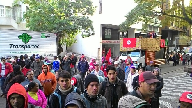 Protesto nas proximidades do escritório da Petrobras no Batel. | Foto: Comunicação MST