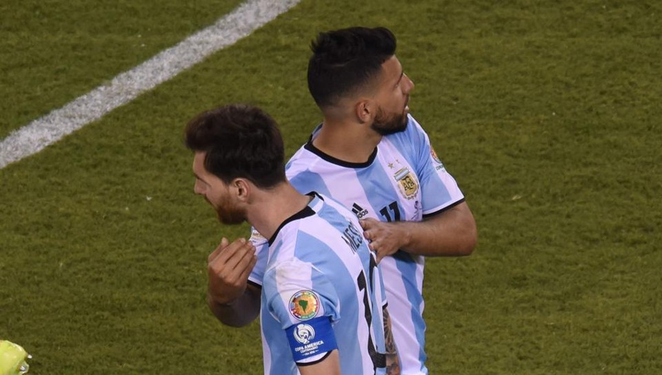 Agüero  consola Messi: debandada? | DON EMMERT/AFP