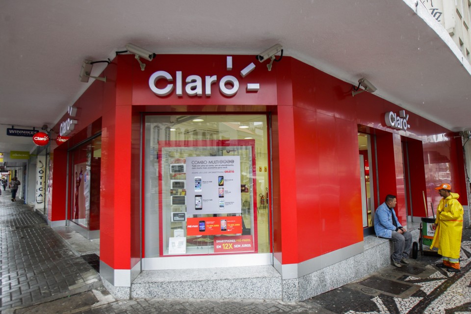 Loja da Claro: telefônica teve ganhos econômicos que têm de ser repassados ao | Daniel Castellano/Gazeta do Povo