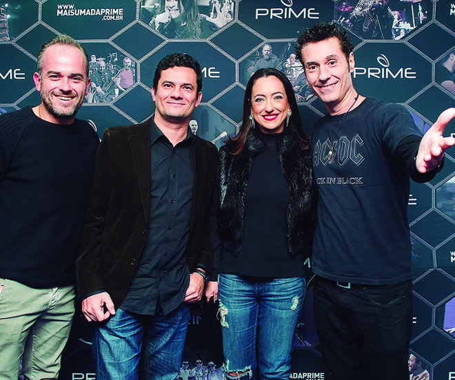 O juiz Sergio Moro e a mulher, Rosângela, com Mac Lóvio Solek, diretor da Prime (à esq.), e o vocalista Dinho Ouro Preto minutos antes do show da banda Capital Inicial que lotou o Teatro Positivo na noite do último sábado. | Lening Abdala