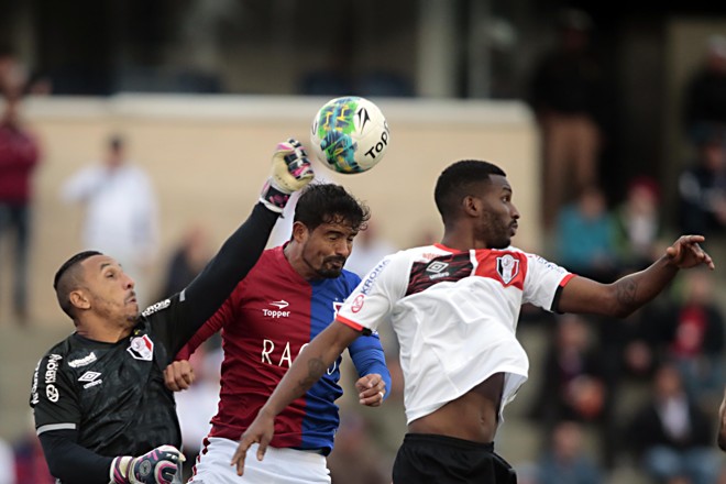 Goleiro Oliveira sai de soco na bola em lance de perigo paranista | Albari Rosa/Gazeta do Povo