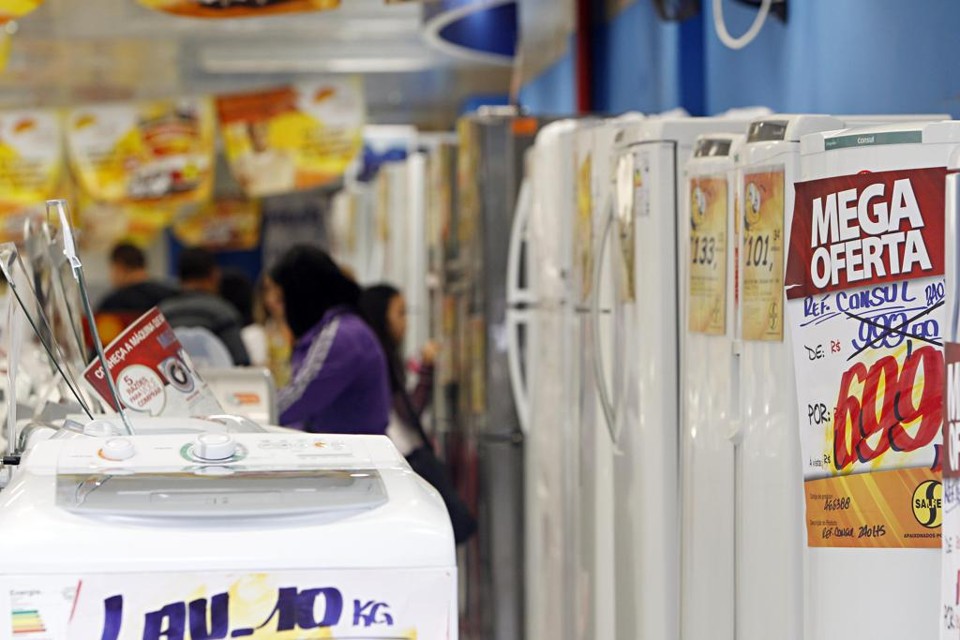 Os brasileiros têm optado por adiar o consumo: a troca de carro e da geladeira ficam para depois | Albari Rosa/Gazeta do Povo