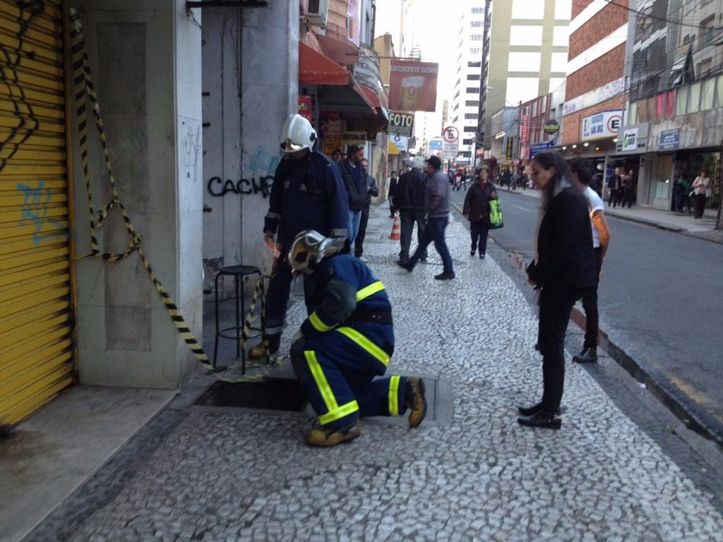 Bueiro explodiu na rua José Loureiro, no centro de Curitiba | Jadson André/Tribuna do Paraná/