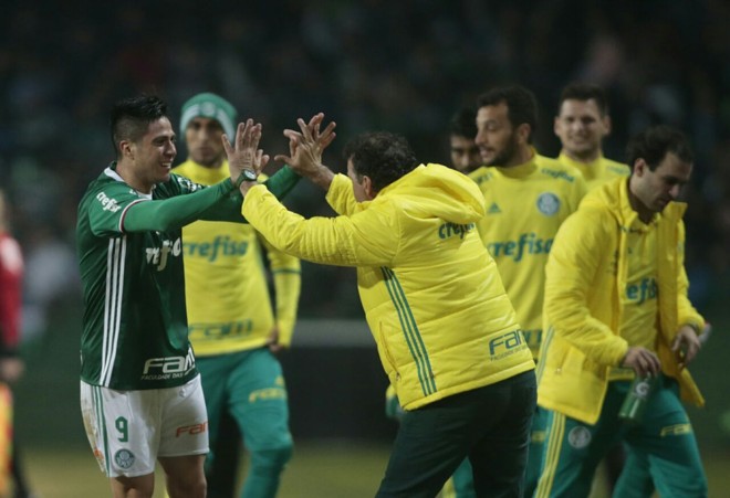 Cristaldo comemora com o técnico Cuca o segundo gol do Palmeiras contra o Coxa. | Albari Rosa/Gazeta do Povo