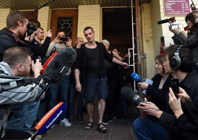 Piotr Pavlenski deixa o tribunal após ser condenado a pagar a multa por colocar fogo na porta da antiga sede da KGB | Vasily Maximov/AFP