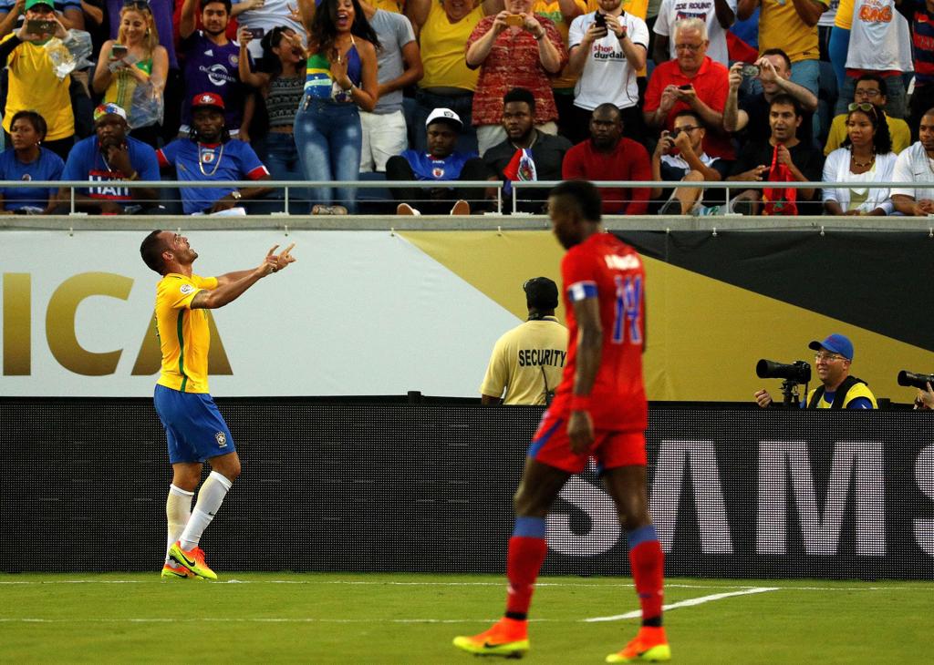 Philippe Coutinho festeja um dos três gols dele contra o Haiti: jogo fácil. | Mike Ehrmann/AFP