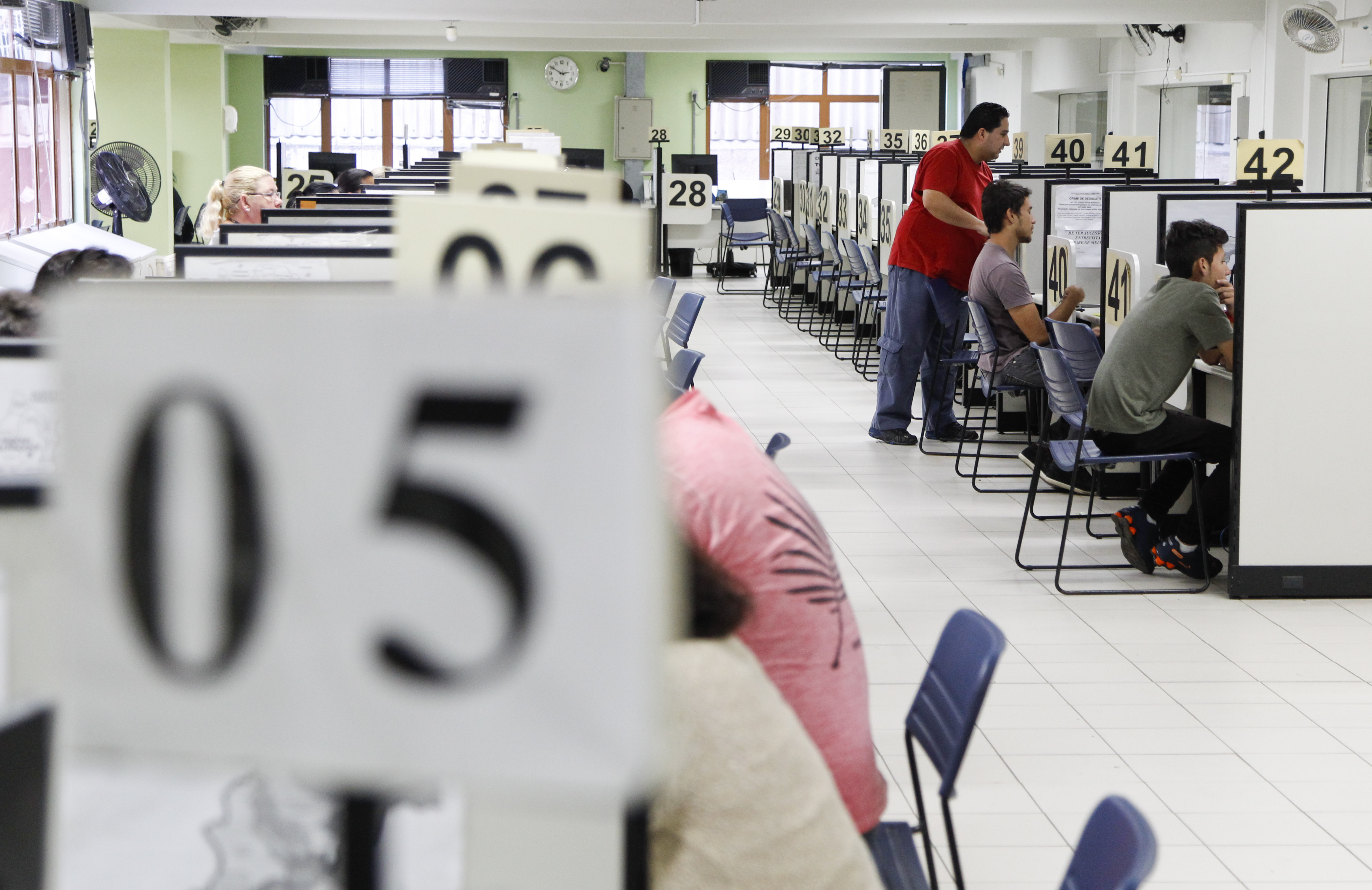 Agência do Trabalhador: o porcentual dos brasileiros entre 14 e 24 anos que não possuem emprego subiu de 20,89% no 4º trimestre de 2015 para 26,36% no 1º trimestre deste ano. | Daniel Castellano/Gazeta do Povo