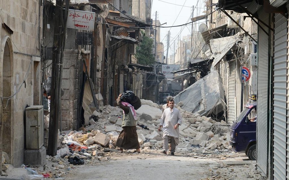 Nessa foto de 2012, as ruas de Aleppo ainda aparecem com sua estrutura geral mantida. As última imagens divulgadas da cidade, porém, mostram  não mais que um esqueleto de cidade. | phd/jh/PHILIPPE DESMAZES/AFP