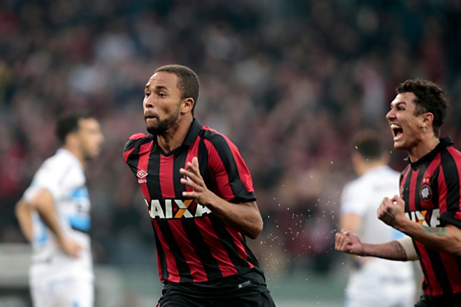 GOL do Atlético. Hernani acerta o canto do goleiro e coloca o Rubro-Negro na frente no placar da Arena. Belo chute de longa distância. | Gazeta do Povo
