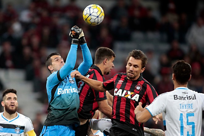 O goleiro Marcelo Grohe foi um dos destaques da partida, segurando o ataque atleticano o quanto pôde na Baixada. | Albari Rosa/Gazeta do Povo