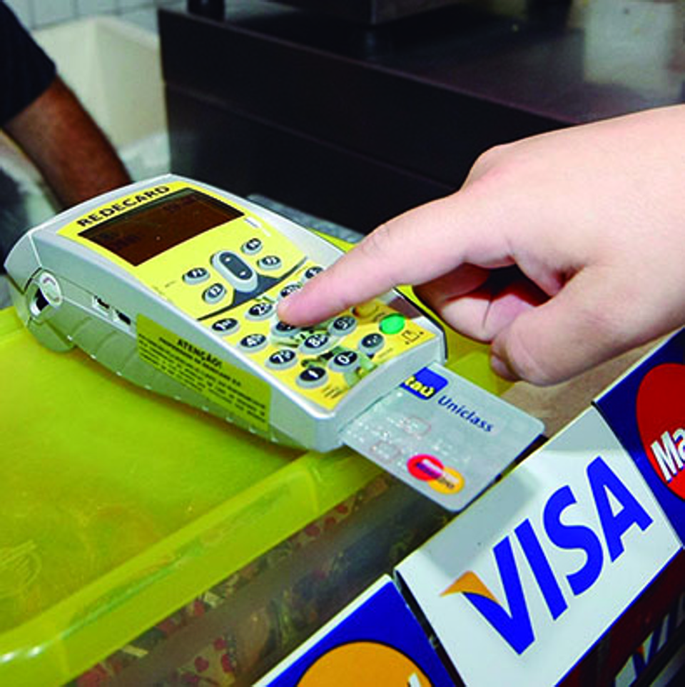 Cartão de débito: gasto de R$ 60 em média. | Pedro Serapio/Gazeta do Povo
