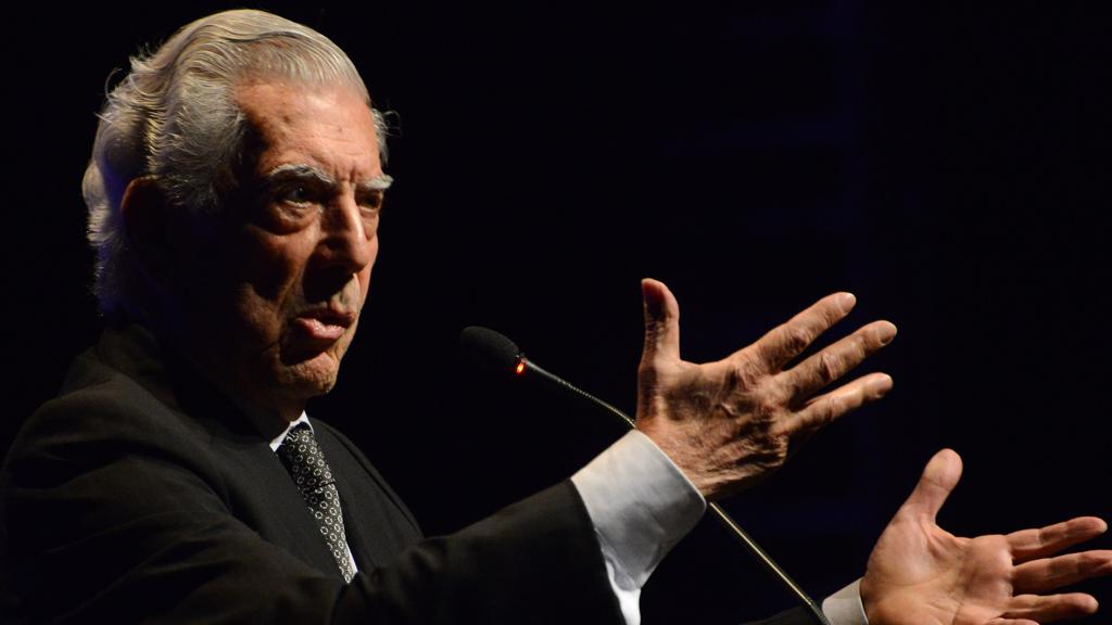 Vargas Llosa: “A democracia parte do pressuposto de que o paraíso não pode ser criado na Terra em termos sociais, mas se pode ter sociedades aperfeiçoáveis e capazes de reconhecer os seus erros e corrigi-los” | Luiz Munhoz/Divulgação