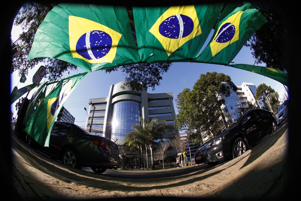 Manifestação de apoio à Lava Jato em frente à Justiça Federal: pressão dos políticos para esfriar a operação. | Daniel Castellano/Gazeta do Povo