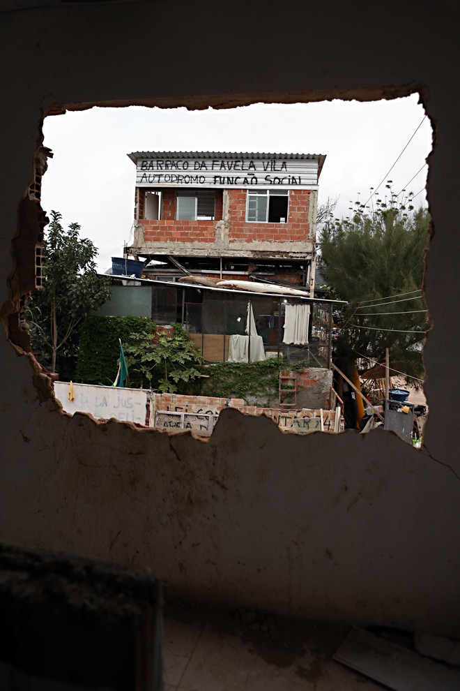 Mensagem em barraco abandonado na Vila Autódromo, vizinha do Parque Olímpico. | Albari Rosa/Gazeta do Povo