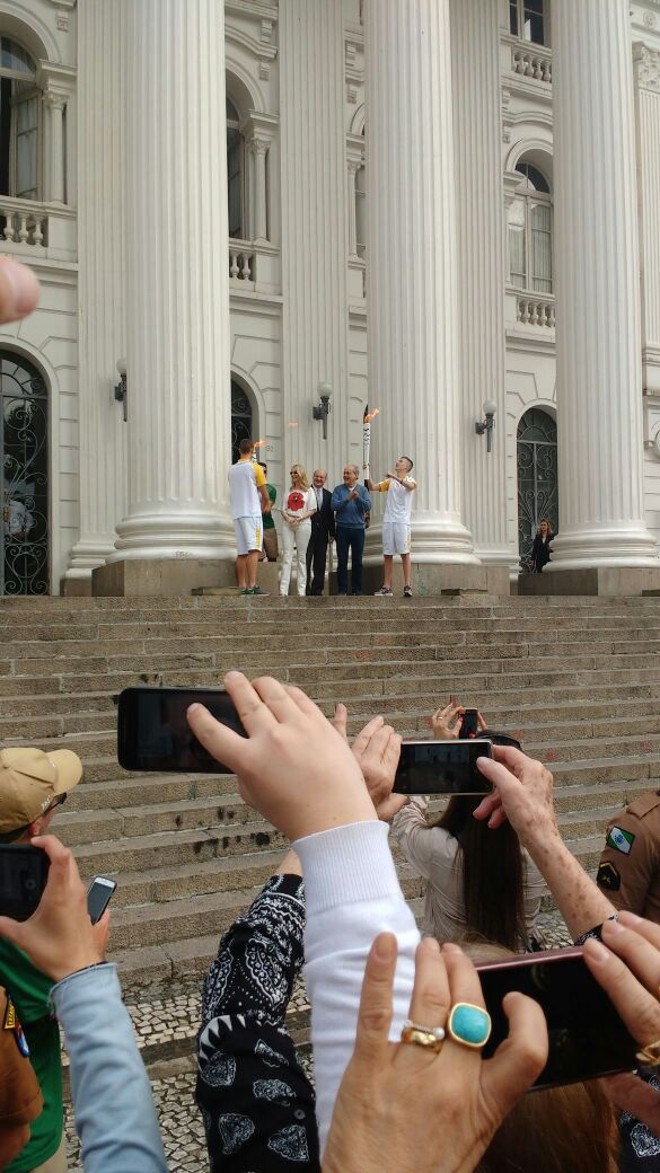 Prefeito Gustavo Fruet e reitor da UFPR, Zaki Akel Sobrinho, prestigiaram revezamento na Praça Santos Andrade. | Jonatham Campos/Gazeta do Povo