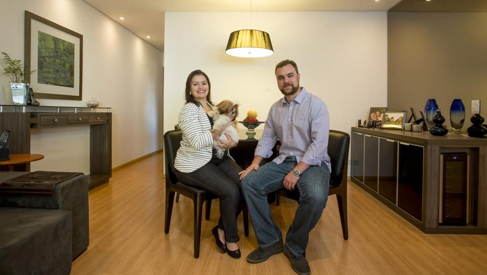 O casal William Ramlow e Ana Paula Ramlow mudaram para um imóvel maior por que estão esperando o segundo filho. | Hugo Harada/Gazeta do Povo