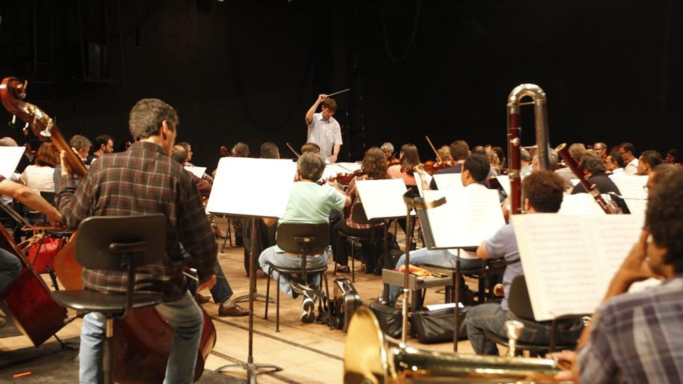 Ensaio da OSP: dos cerca de 70 músicos da OSP, 27 são comissionados. | Antônio More/Arquivo Gazeta do Povo