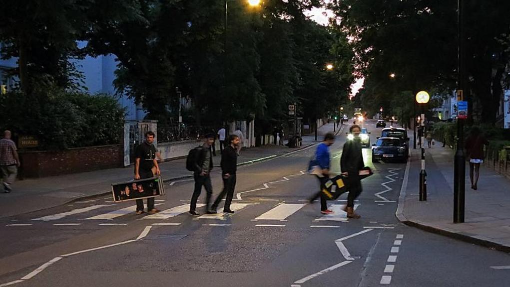 Banda Splippleman reproduzindo a icônica foto dos Beatrles | Reprodução Facebook