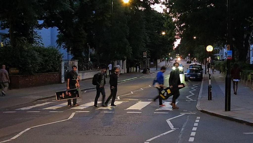 Banda  Splippleman reproduzindo a icônica foto dos Beatrles