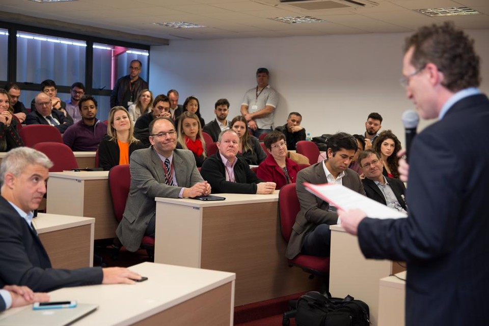 Coordenador e idealizador do hiPUC Bootcamp, Marcelo Pillonetto dá as boas-vindas aos participantes do evento, que começou nesta segunda (04) | Edjane Madza/Divulgação