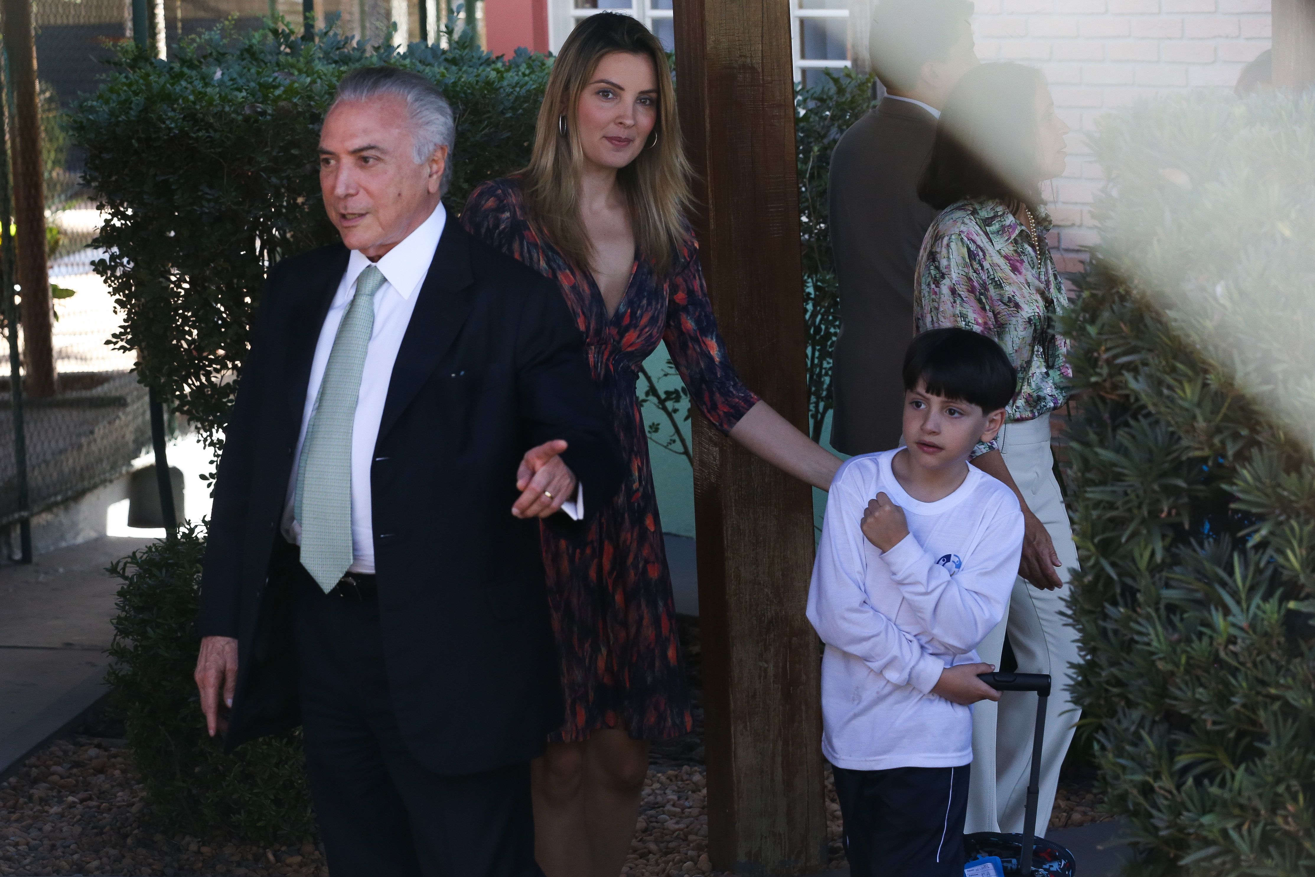 O presidente interino, Michel Temer, acompanhado pela mulher, Marcela Temer, busca o filho Michelzinho na escola, no Lago Sul | José Cruz/Agência Brasi