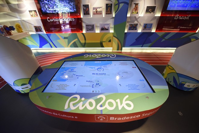Divididos em dois caminhões, o acervo da exposição Se Prepara Brasil vai visitar 45 cidades brasileiras até o início dos Jogos Olímpicos. Entre as peças, itens raros da história do evento e de atletas, figuras dos mascotes, informações da edição do Rio, réplica da tocha e muita informação sobre as outras Olimpíadas. Confira as imagens do museu sobre rodas e o itinerário dos caminhões. | Fotos: Divulgação