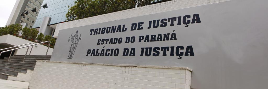 Fachada do tribunal, em Curitiba: motivo de contas no vermelho seria retenção pelo Executivo de parte do orçamento mensal a que o órgão tem direito. | Antônio More /Gazeta do Povo