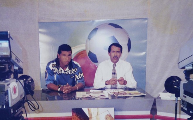 Com o atacante do Atlético Oséas em programa na televisão em 1996. | Arquivo pessoal