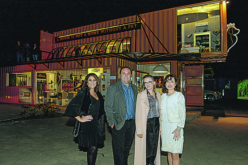O casal Eloisa e Perci Hultmann (à esq.), da Total Storage Brasil, com a arquiteta Joselia Pereira (de óculos) e a designer Maurete Schumacher, que assinam o Pet in Container, o único ambiente canino da Casa Cor Paraná. O espaço ocupa cinco contêineres em uma construção de 180m², com um pet shop completo dividido em dois andares. | Gerson Lima