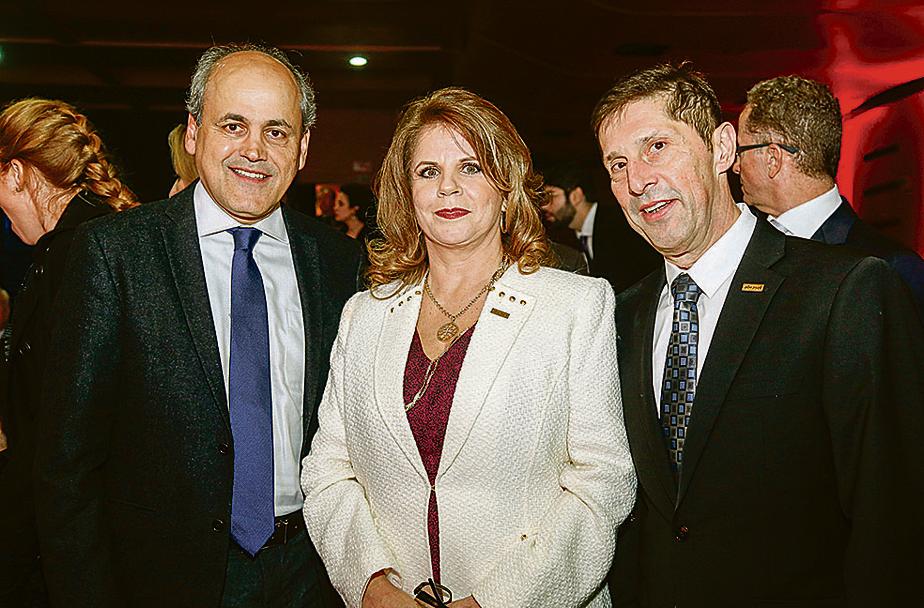 O prefeito Gustavo Fruet com a presidente da Abrasel-PR, Jilcy Rink, e o presidente do Conselho de Administração da Abrasel nacional, Pedro Hoffmann, na festa de abertura do 26° Encontro Nacional Abrasel, quarta-feira, na Universidade Positivo. | Antonio More