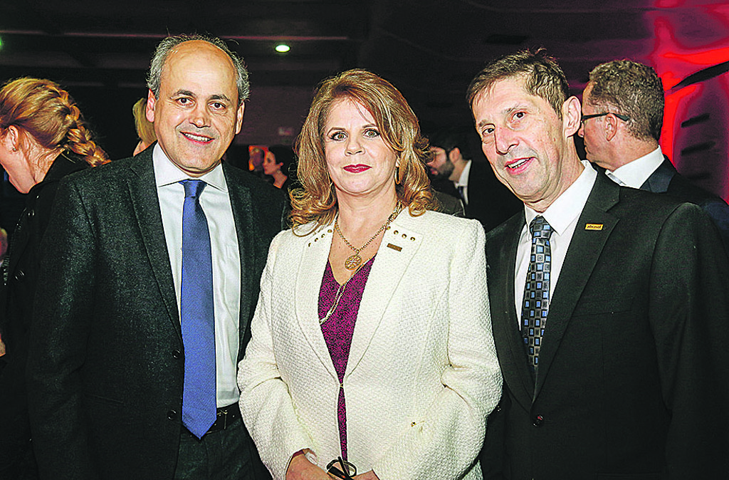 O prefeito Gustavo Fruet com a presidente da Abrasel-PR, Jilcy Rink, e o presidente do Conselho de Administração da Abrasel nacional, Pedro Hoffmann, na festa de abertura do 26° Encontro Nacional Abrasel, quarta-feira, na Universidade Positivo.