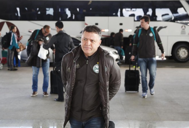Pachequinho duarnte o embarque do Coritiba para o Recife. | Daniel Castellano/Gazeta do Povo