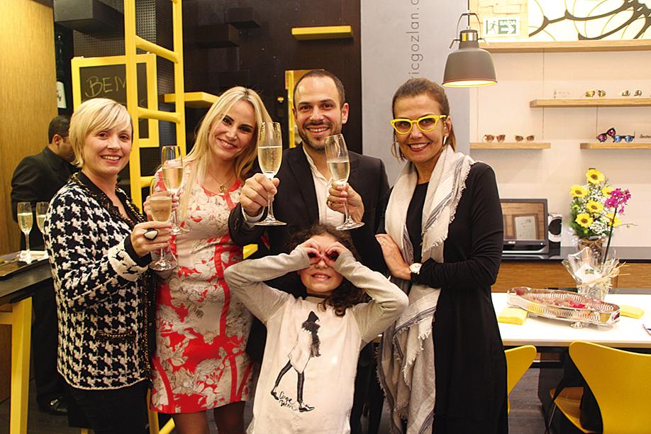 Fanie Delatte, Cassiana Taques (ambas à esq.) e Claudia Baggio Pereira brindam com o anfitrião na inauguração da butique de óculos Eric Gozlan Lunettes no Pátio Batel, na última sexta-feira. Também na foto, a pequena Liora, filha de Eric, que já mostra pendores para o ofício do pai. | Lu Belin