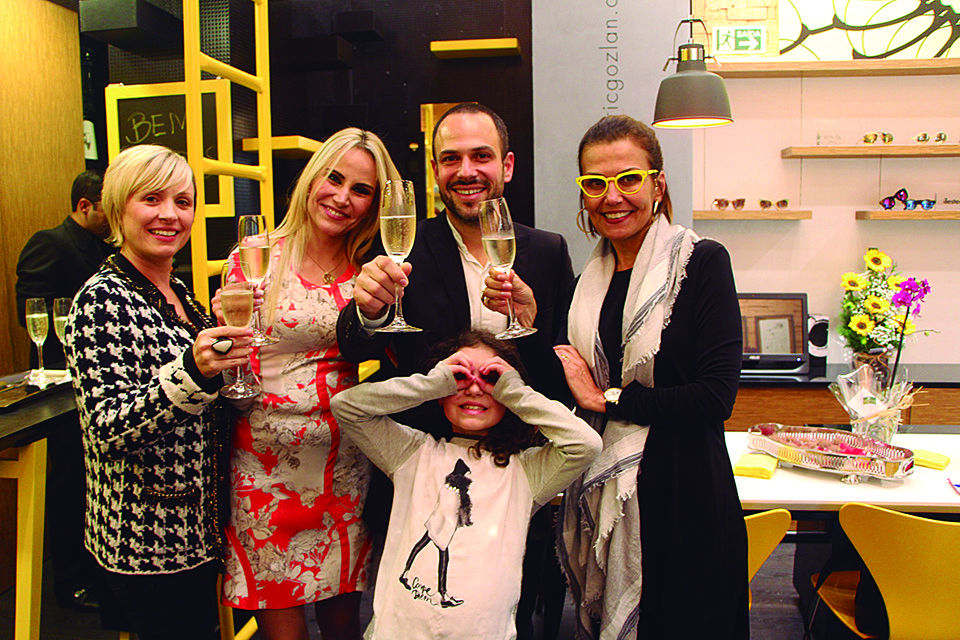 Fanie Delatte, Cassiana Taques (ambas à esq.) e Claudia Baggio Pereira brindam com o anfitrião na inauguração da butique de óculos Eric Gozlan Lunettes no Pátio Batel, na última sexta-feira. Também na foto, a pequena Liora, filha de Eric, que já mostra pendores para o ofício do pai. | Lu Belin