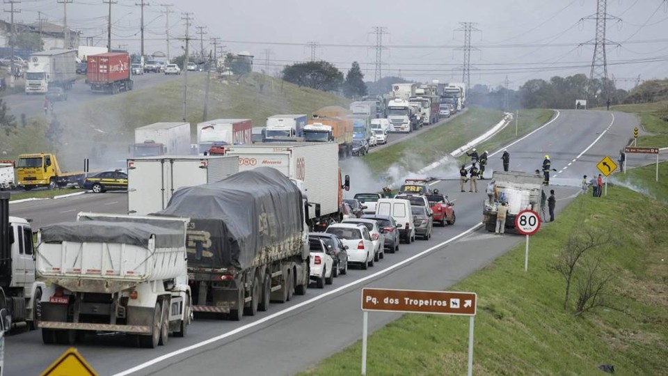 Após 2h de bloqueio, manifestantes liberam Contorno Sul na CIC Fila gerada no Contorno Sul | Lineu Filho/Tribuna do Paraná