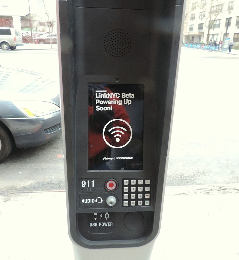 Totem do LinkNYC: superprojeto de wi-fi grátis que a Sidewalk Labs, da Alphabet, está implantando em Nova York. | Jim Henderson/Creative Commons