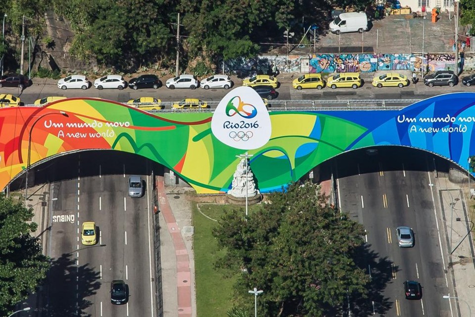 Metade dos brasileiros é contra a realização da Rio-2016, diz pesquisa Túnel decorado com marca da Rio-2016: metade da população é contra os Jogos. | Renato Sette Camara/Prefeitura do Rio