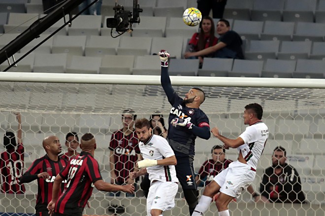 Weverton sai de soco para defender a meta atleticana | Albari Rosa