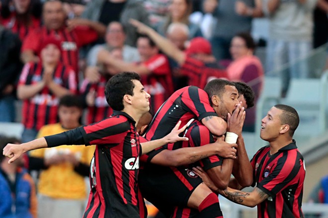 Abraçado pelos companheiros, Hernani comemora gol atleticano | 