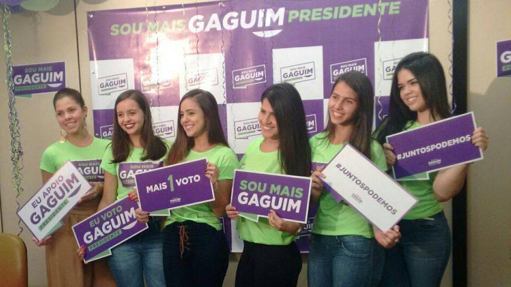 Carlos Gaguim (PTN-TO) optou pelo método de levar moças para fazer campanha. | Reprodução/Facebook