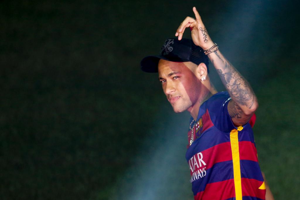 Neymar assinou contrato até 2021 e passará a ganhar quase o dobro do salário atual. | Pau Barrena/AFP