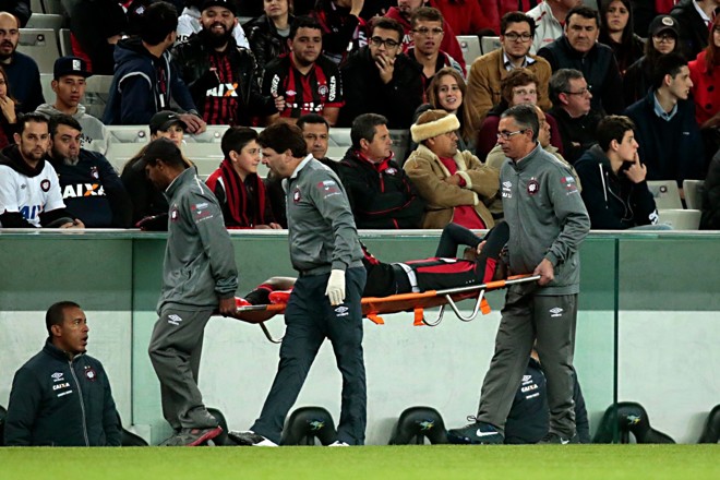 Nikão nem bem entrou em campo, no lugar de Juninho, e já deixou o gramado de maca. Também precisou deixar a partida. Tudo indica que o jogador sentiu uma lesão muscular. | Albari Rosa/Gazeta do Povo