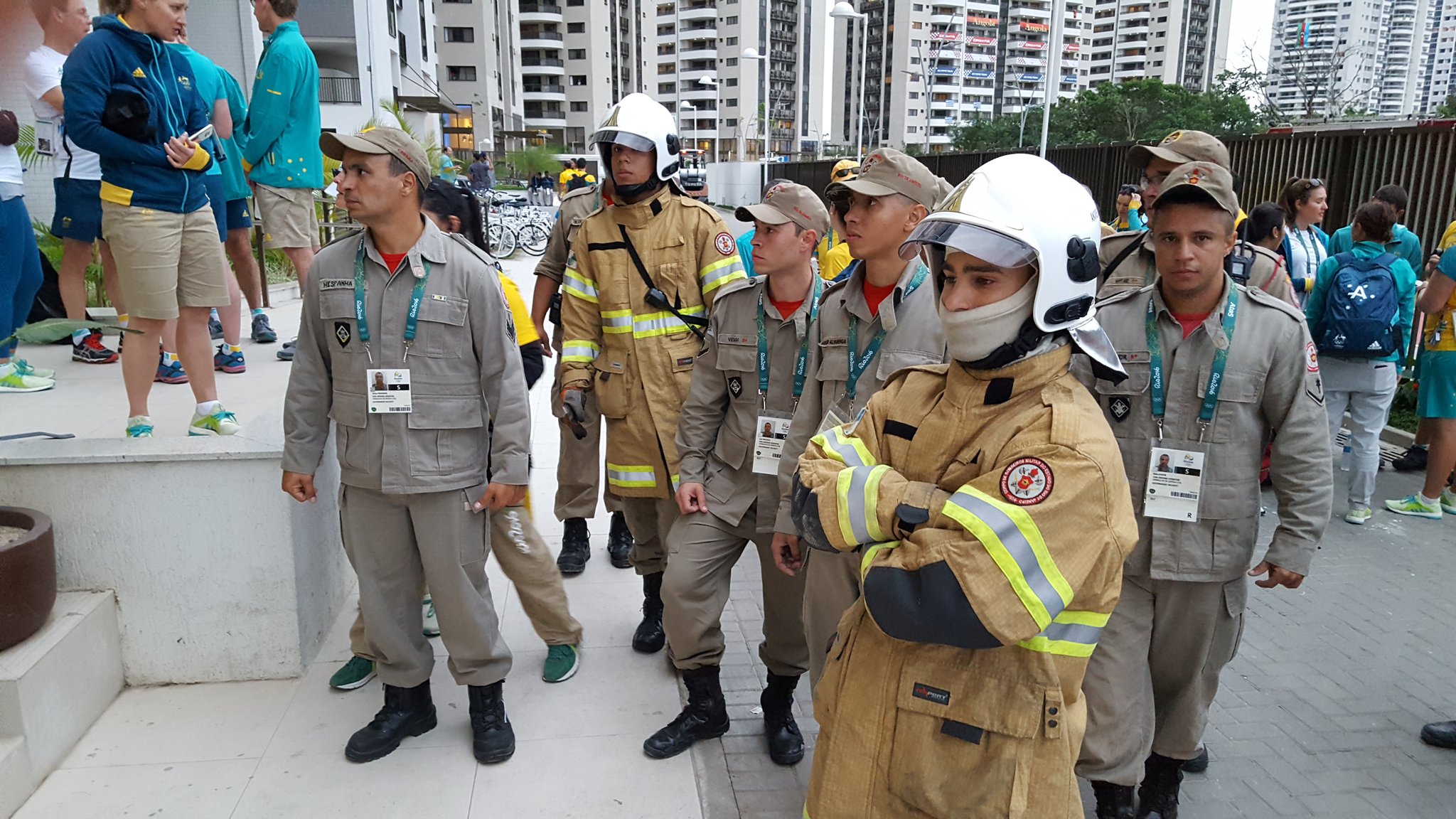 Bombeiros e brigada de incêndio da Vila durante princípio de incêndio no prédio da delegação australiana. Atletas tiveram que sair às pressas | Reprodução/Delegação australiana (Twitter)