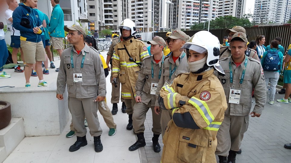 Bombeiros e brigada de incêndio da Vila durante princípio de incêndio no prédio da delegação australiana. Atletas tiveram que sair às pressas | Reprodução/Delegação australiana (Twitter)