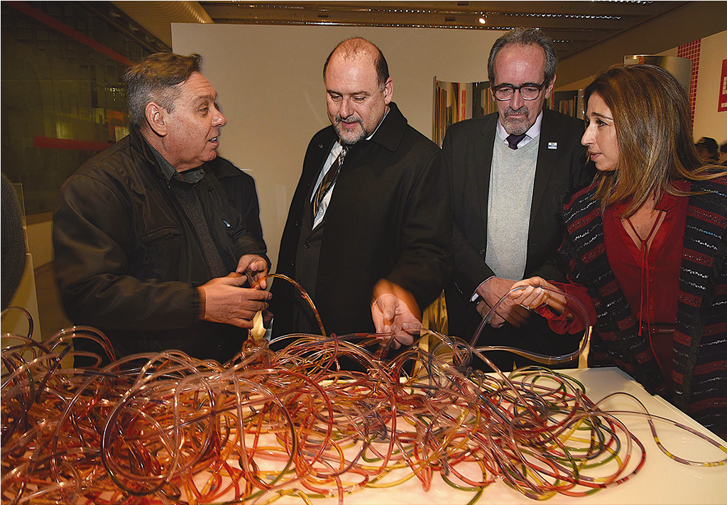 O curador da exposição “Zona de Perigo”, Marcus Lontra (à esq.), explica a obra Medusa, da artista Amélia Toledo, para o secretário da Cultura do estado, João Luiz Fiani, para o diretor nacional de operações do Sesi, Marcos Tadeu Siqueira (de óculos), e para a diretora-presidente do Museu Oscar Niemeyer, Juliana Vosnika, na abertura da mostra Prêmio Marcantonio Vilaça, na última quinta-feira, no MON.